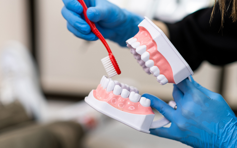 clinica-dental-miraflores-cepillar-dientes