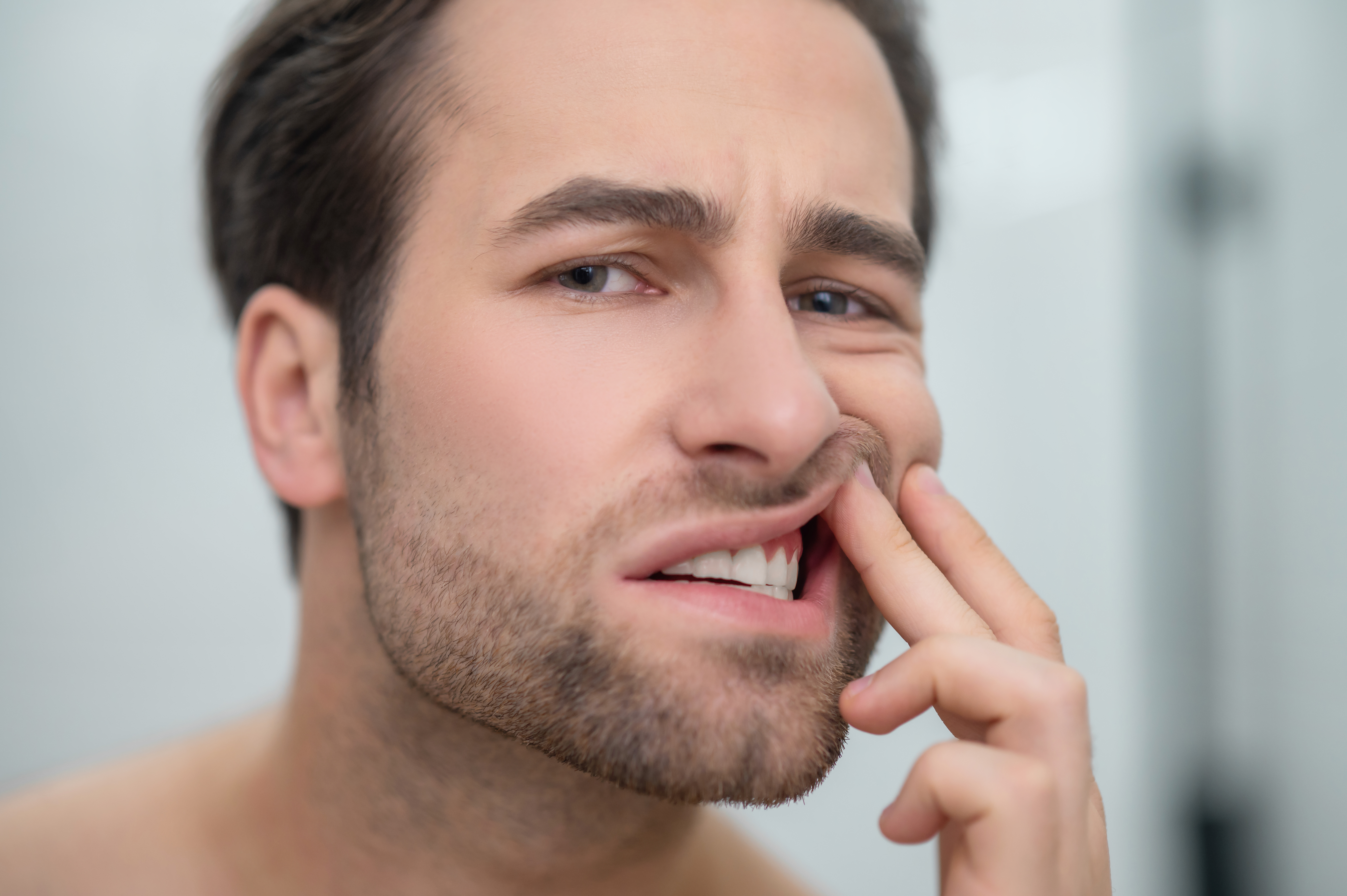 hombre adulto con sintomas de gingivitis