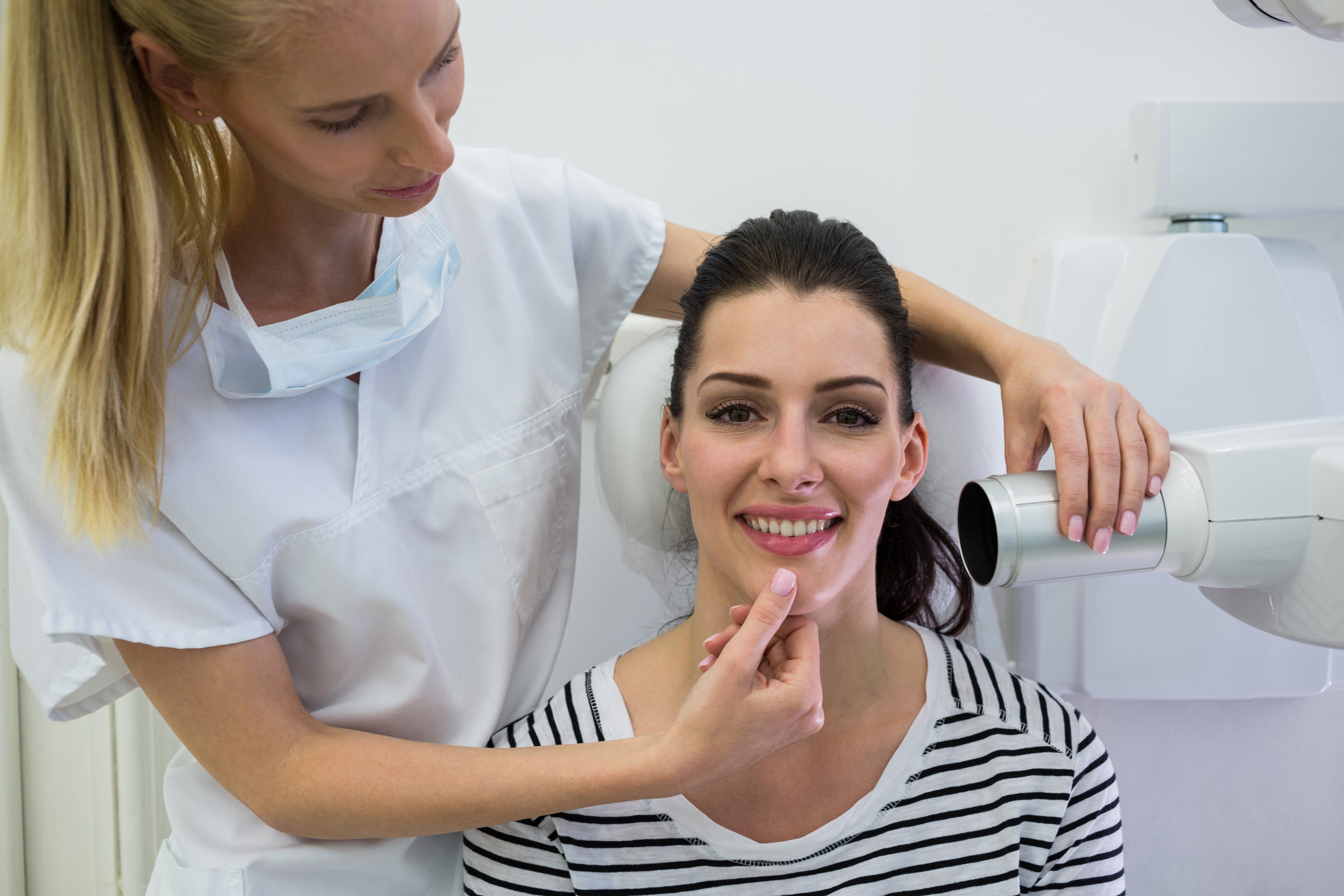 dentista tomando rayos x a una paciente para elevación de seno maxilar